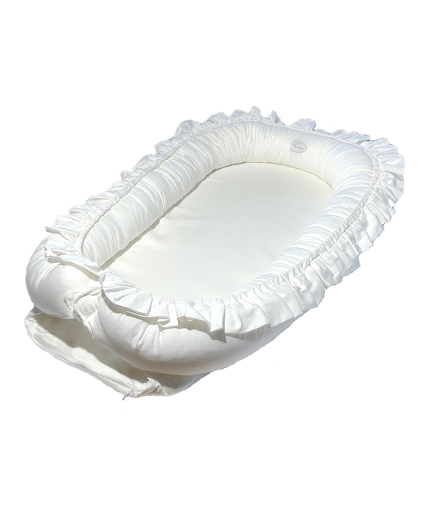 BABYNEST MED VOLANG VIT BABYNEST MED VOLANG VIT